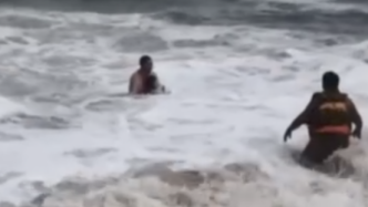 福建漳州4岁女童被巨浪卷走，男子跳海营救