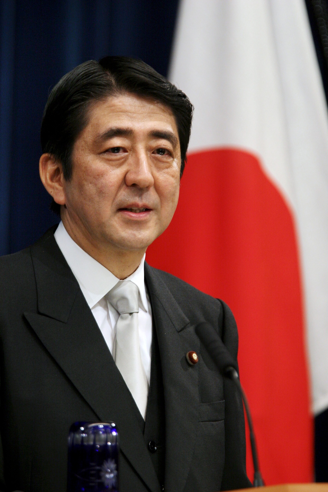 当地时间2006年9月26日，日本东京，日本新任首相安倍晋三首次亮相首相官邸的新闻发布会，并发表讲话。