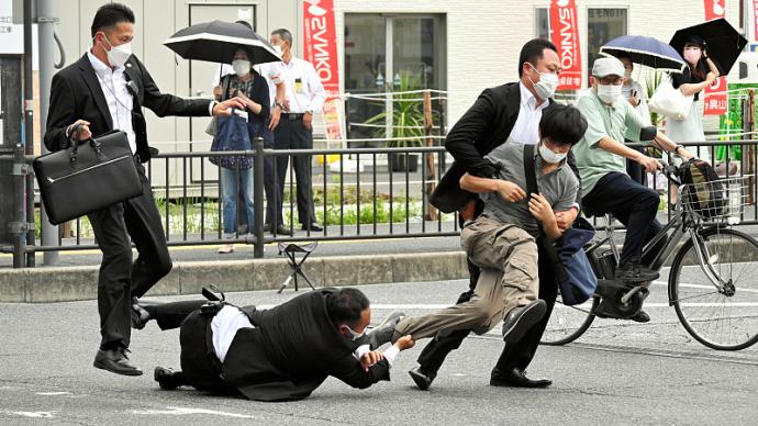 第一现场丨安倍演讲戛然而止，2声枪响后嫌犯被3人扑倒