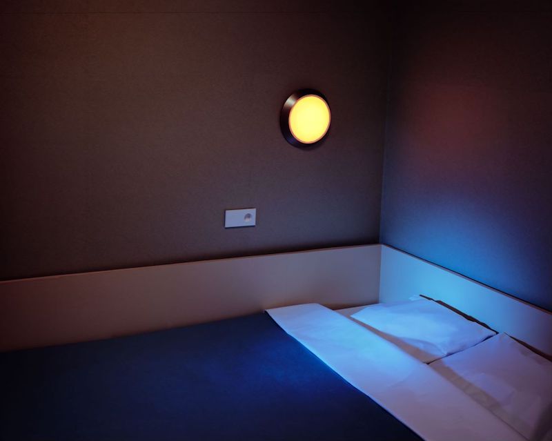 托马斯·迪曼德，《避难所 II》，2021，彩色合剂冲印、迪亚赛克工艺装裱，160 × 200 cm。