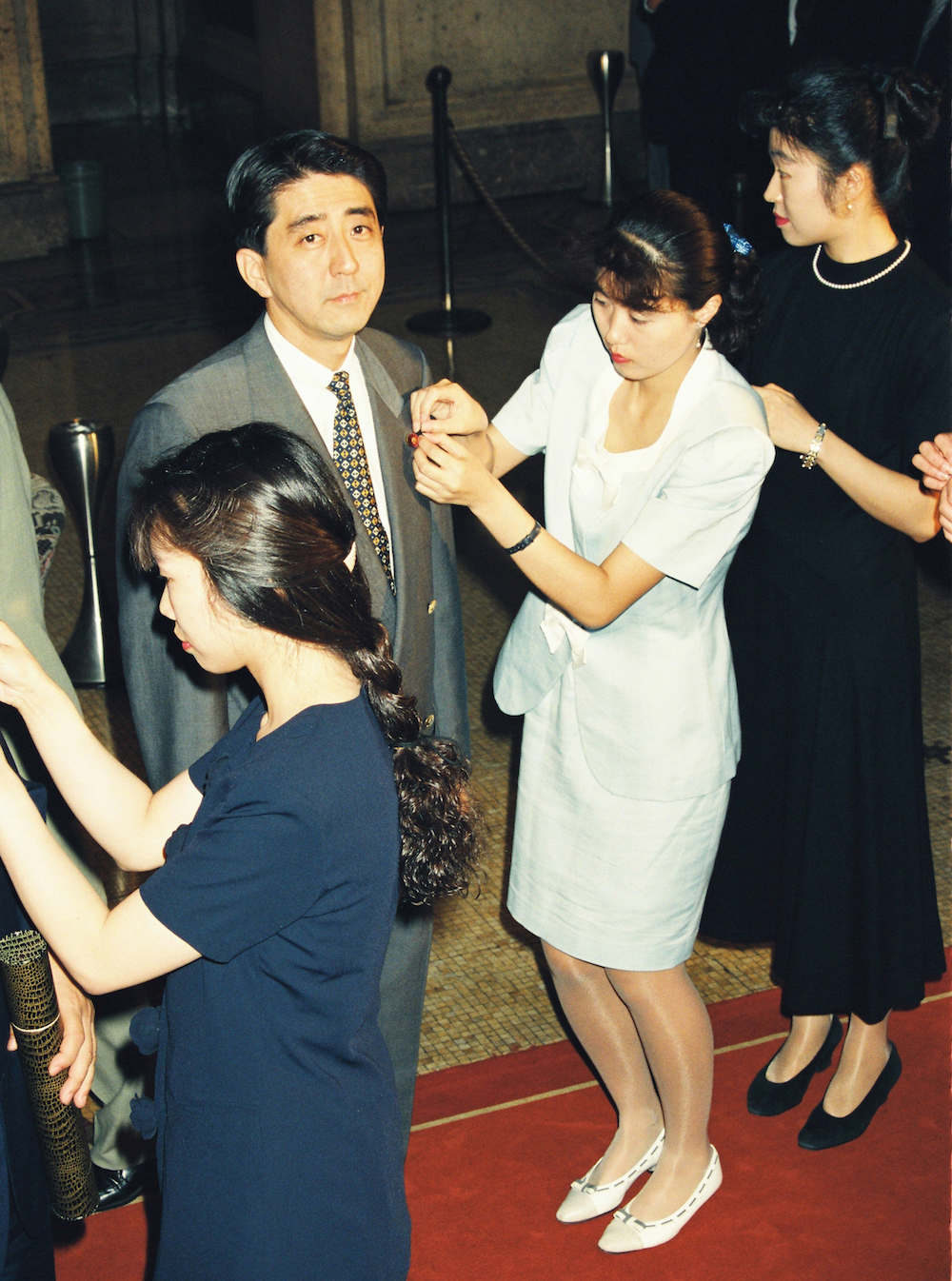 当地时间1993年8月5日，当选议员的安倍晋三戴上胸针。