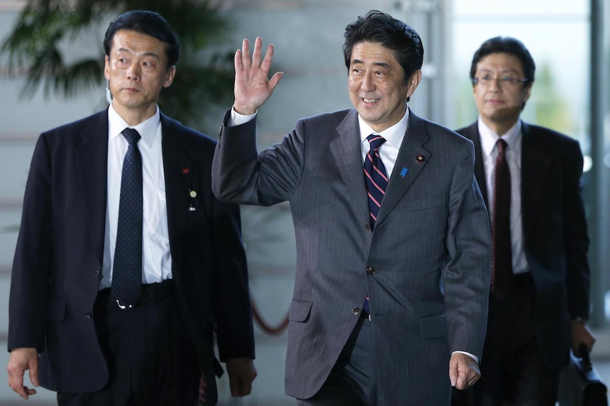 当地时间2012年12月26日，日本新当选首相安倍晋三抵达日本东京的首相官邸，向媒体挥手。
