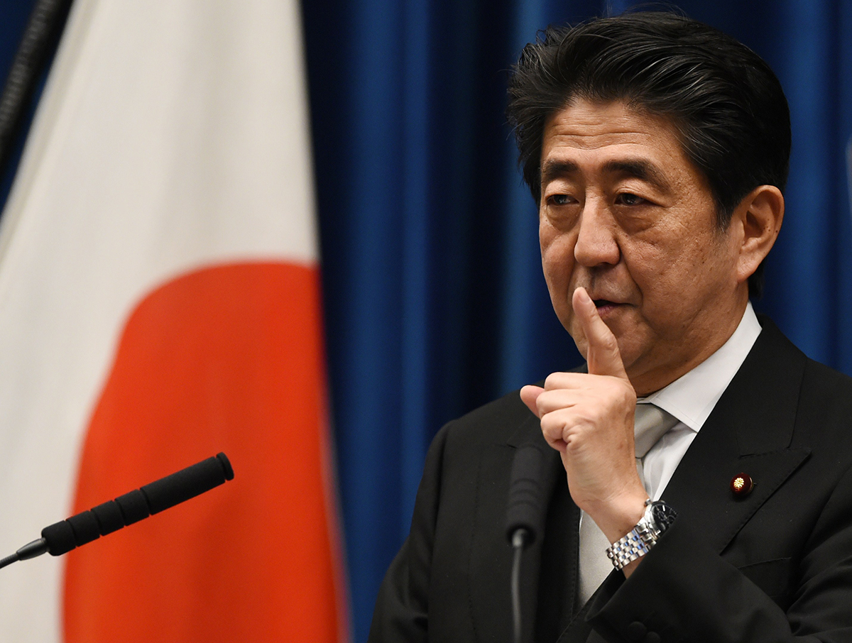 当地时间2014年12月24日，日本首相安倍晋三在其位于东京的官邸组建了新内阁后，他在新闻发布会上发表了讲话。