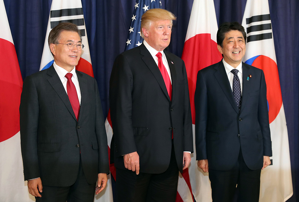 当地时间2017年7月6日，在德国汉堡的美国总领事馆，韩国总统文在寅（左）、美国总统特朗普（中）和日本首相安倍晋三在共进晚餐前合影留念。