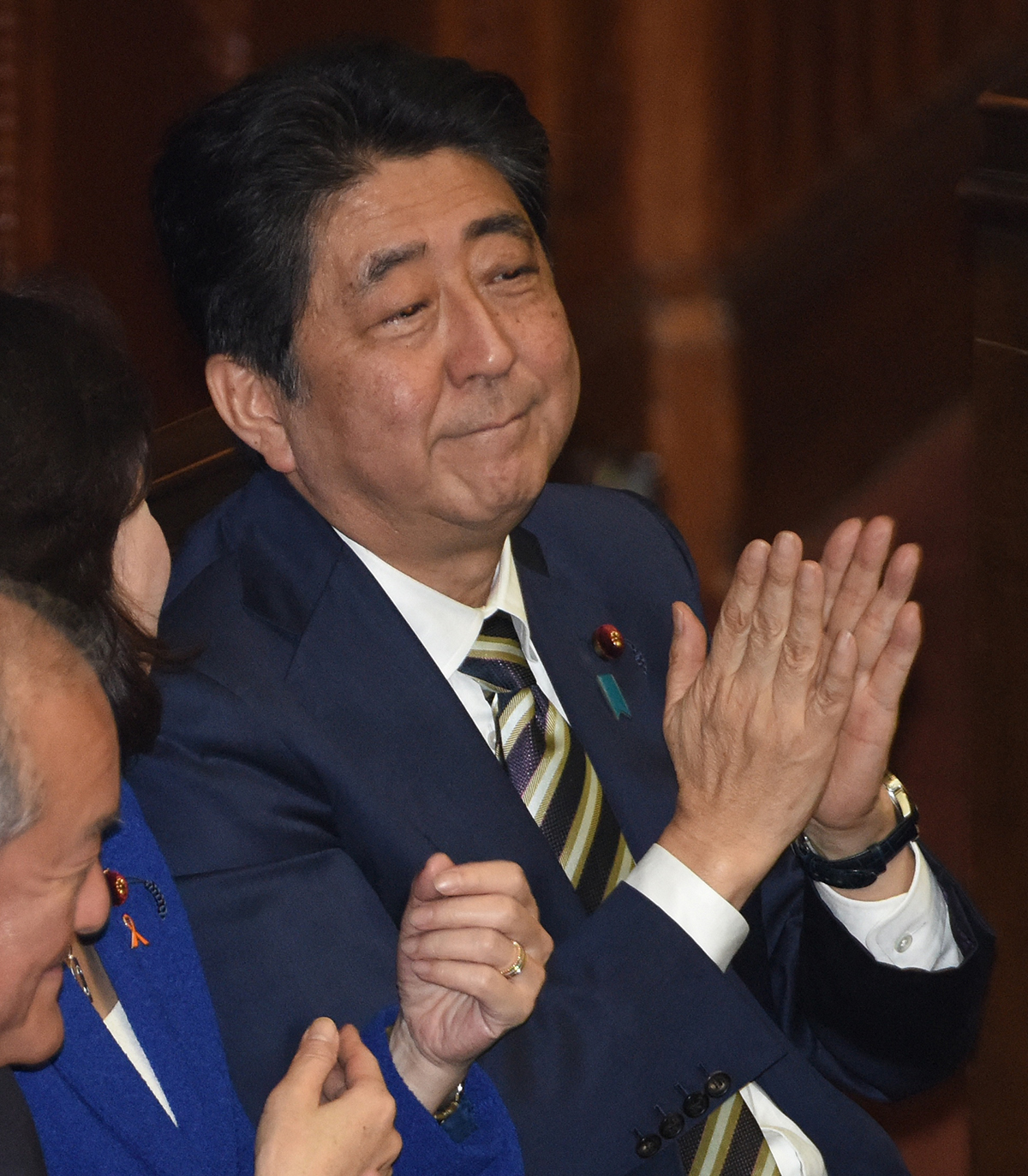 当地时间2017年11月1日，日本首相安倍晋三在东京议会下议院鼓掌，再次当选首相。