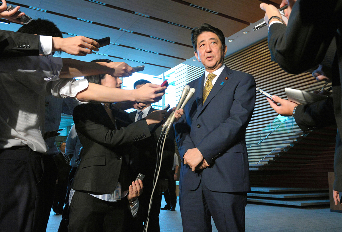 当地时间2015年9月8日，日本首相安倍晋三在日本东京的官邸再次当选执政党自民党总裁后，接受媒体记者采访。