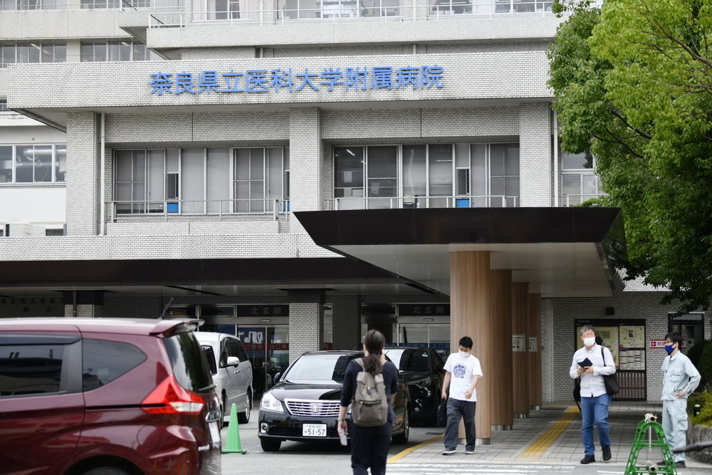 日本前首相安倍晋三中枪后紧急送医,媒体聚集在奈良县立医科大学医院