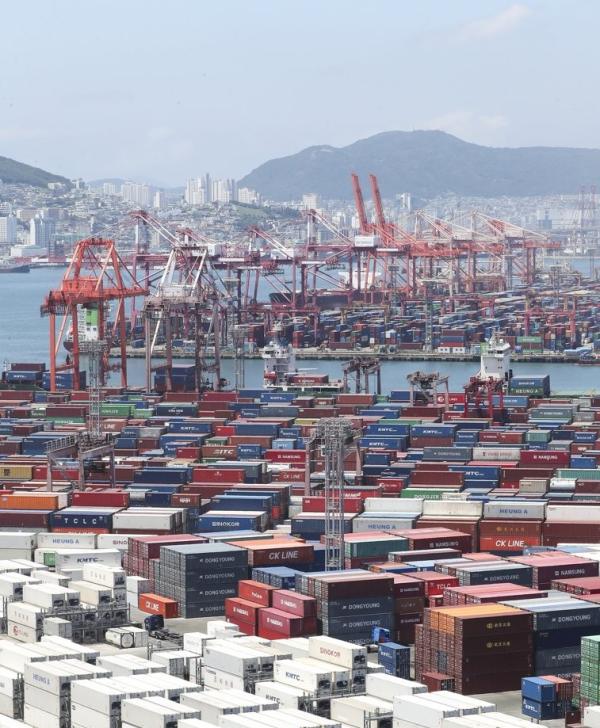 进出口集装箱堆放在韩国最大港口城市釜山的一个码头上,图片来自韩联