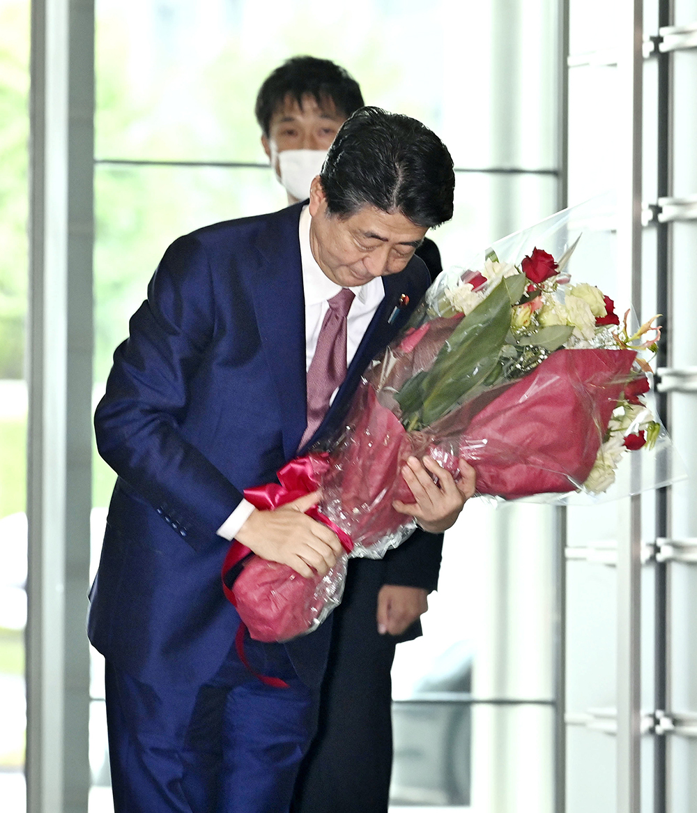 當地時間2020年9月16日，日本東京，即將卸任的日本首相安倍晉三最后一次在首相官邸舉行內閣會議后，從工作人員那里收到鮮花。視覺中國 資料圖
