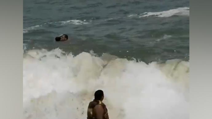 女童两度被大浪卷入海中，多名男子接力冲入浪中救回