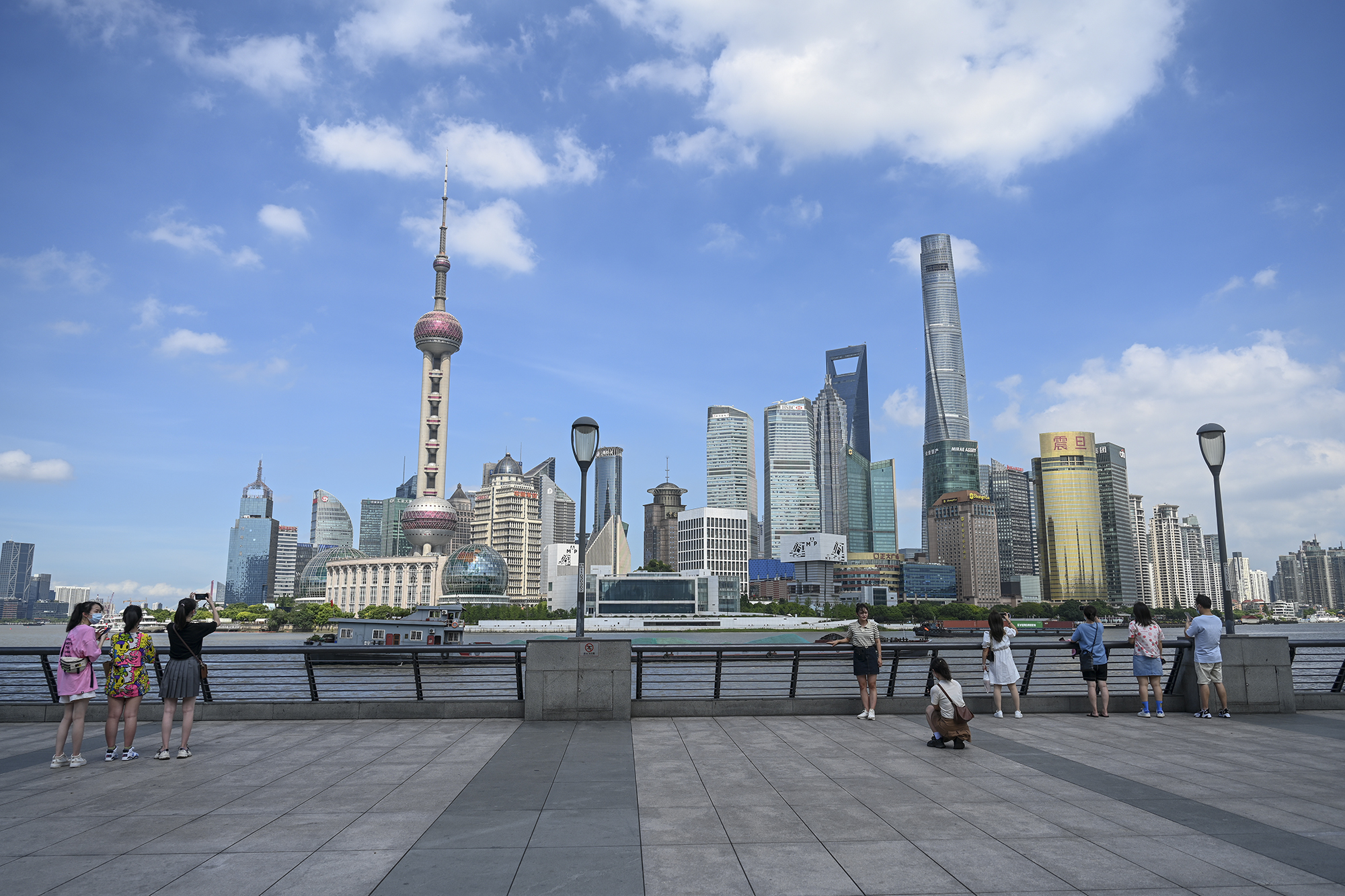 2022年7月4日,上海外滩,游客用手机拍摄陆家嘴美景.