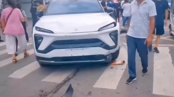 漯河交警通报：女子驾车操作不当发生追尾，致1死5伤