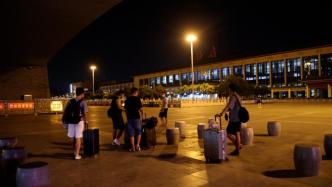 西安火车站入夜后：学生军训提前结束踏上归途，游客称有遗憾