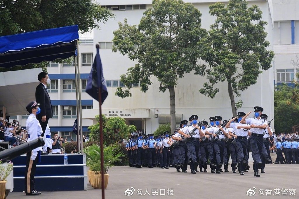 香港警察学院结业首次采用中式步操，李家超任检阅官