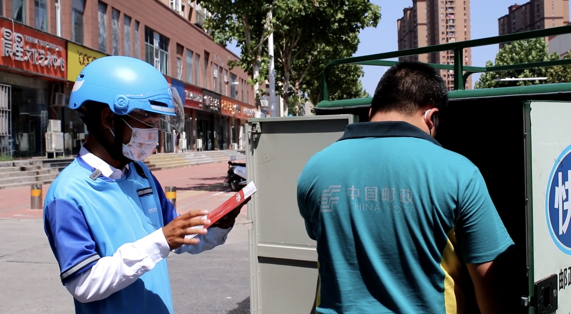 在送外賣路上，高帥旗收到上海交大的研究生錄取通知。 本文圖片均為受訪者提供