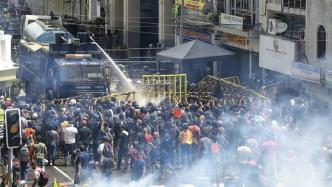 国家破产、民众不满，斯里兰卡抗议者冲击总统府
