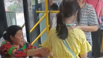 失明女孩第一次独立坐公交，好心人一路相助