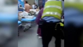 男子因车祸心脏骤停，警察和医生扛起担架翻越护栏救人