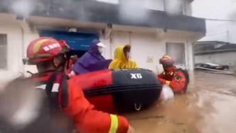 暴雨中多名工人被困厂房，消防员划艇救援