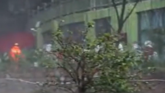 重庆：洪流倾泻，20多人被困半山腰网红火锅店