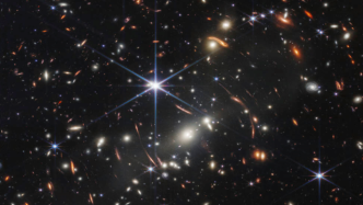 “一粒沙”中的星系团——詹姆斯·韦伯空间望远镜拍到了什么
