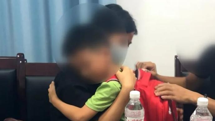 滞留幼儿园的5岁男童被接回，母亲回应将调解夫妻矛盾