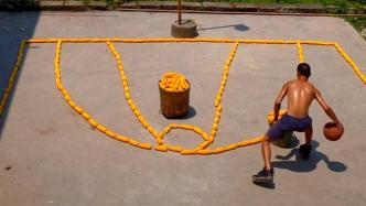 男子用玉米自制篮球场，完成“高篮度”投篮