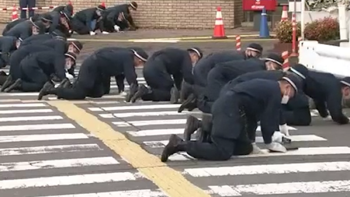 現場伏地搜尋子彈，日本警方在安倍遇刺地開展大規模勘查