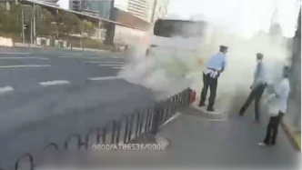 上海一公交车行驶时着火，执勤交警发现后追车救援