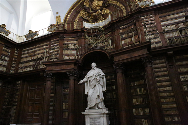 图书馆内的红衣主教卡萨纳特雕像