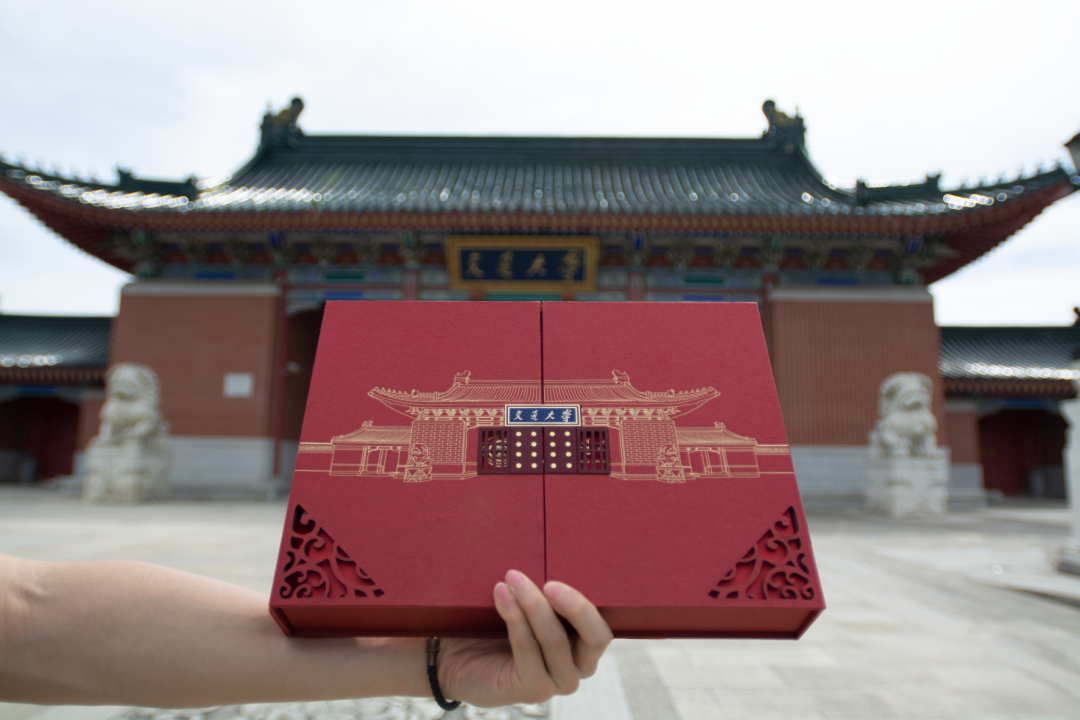 上海交大录取通知书礼盒。