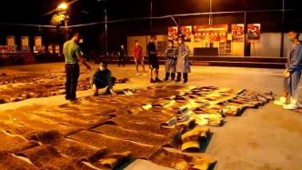云南警方查获蟒蛇皮铺满整个篮球场