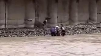 警民协力追了十几米，勇救洪流中的落水男子