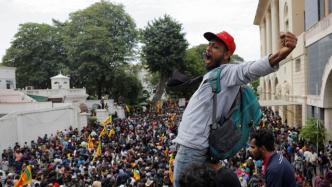 早安·世界｜斯里兰卡首都爆发抗议游行，示威者闯入总统府