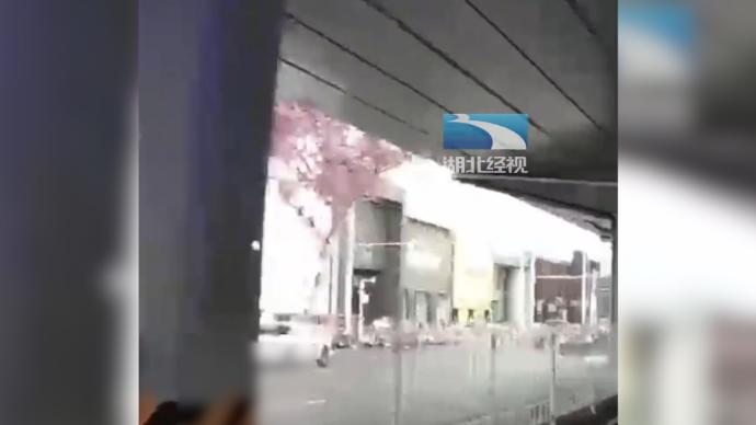 救護車轉(zhuǎn)運途中遇擁堵，私家車主幫疏導交通開道