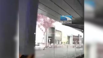 救護車轉運途中遇擁堵，私家車主幫疏導交通開道