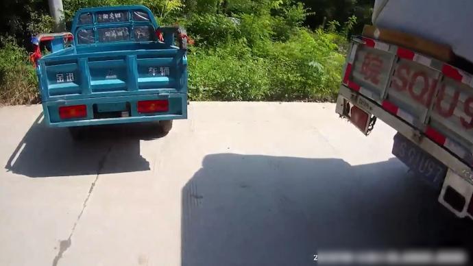 粗心貨車司機半路弄丟沙發(fā)，民警出手相助找回