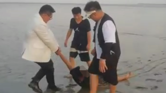 杭州一辅警江边拍婚纱照遇两人涉险，下水救人后湿衣完成拍摄
