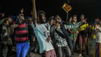 斯里兰卡民众街头起舞，挥舞国旗欢庆总统辞职
