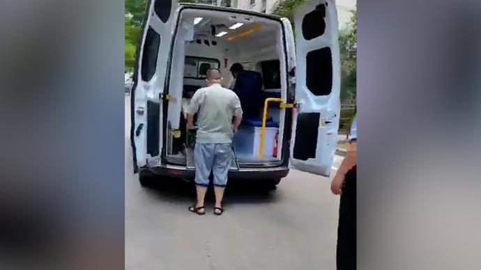 獨居老人突發疾病意識模糊:鄰居報警,民警火速送醫