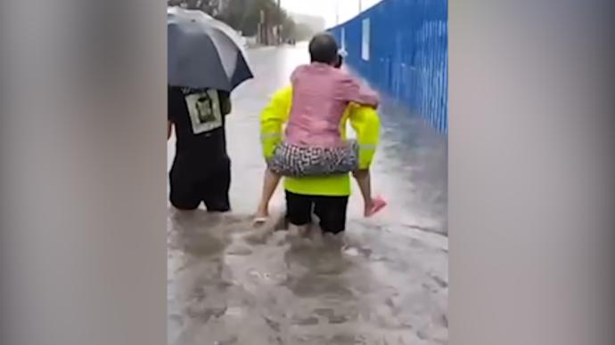 菏泽普降暴雨，民警背老奶奶转移