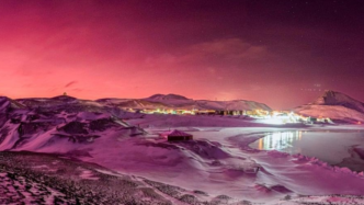 罕见！南极洲变成粉红色，汤加火山成了“艺术家”