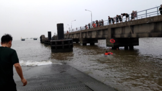 两游客游野泳被困桥墩底下，上海海警紧急施救下脱险