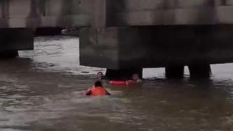 两人野泳被潮水冲离岸边被困桥墩下，上海海警成功救援
