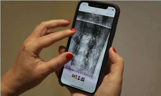 手机照片中显示了莫迪利亚尼《戴帽子的裸体》X光照片