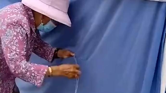 針腳下的溫暖:甘肅老人躬腰為志愿者縫補(bǔ)帳篷