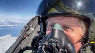 卸任前云端留念，英国首相坐战机自拍高空体验飞行动作