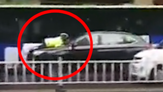 贵州六盘水一辆行驶轿车上趴着交警，当地回应事故还在调查中