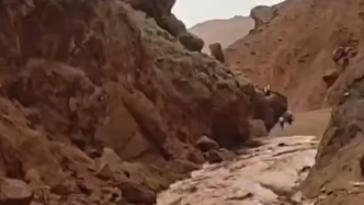新疆天山神秘大峡谷突发山洪？当地回应游客为拍视频与水流赛跑