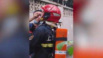 酷暑天上海一居民楼突发大火，消防员口服人丹进出火场